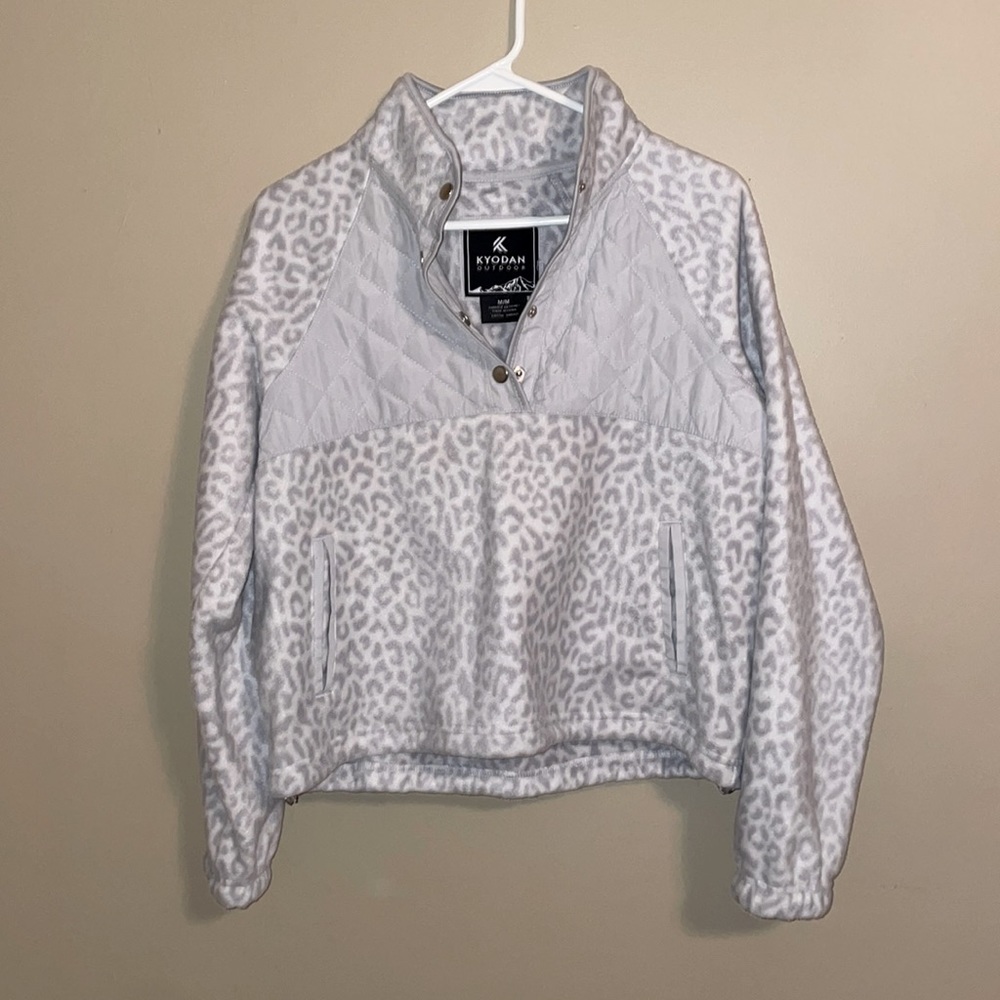 KYODAN OUTDOOR Women's Size Medium Grey Leopard Quilted Fleece Pullover  EUC